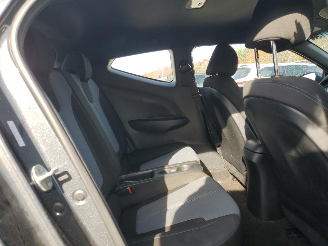 Hyundai VELOSTER Base Image 10