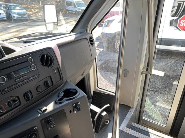 Ford Econoline E350 Super Duty Cutaway Van Image 5