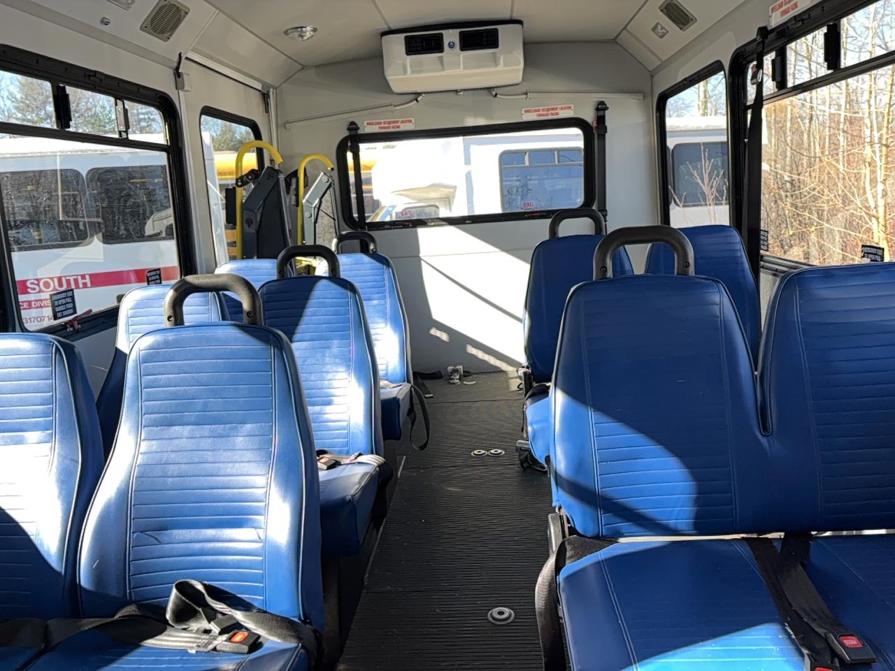 Ford Econoline E350 Super Duty Cutaway Van Image 4