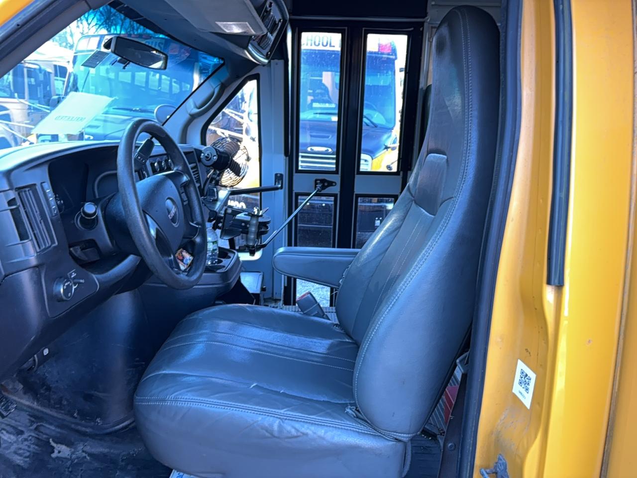 GMC Savana Cutaway G3500 Image 3