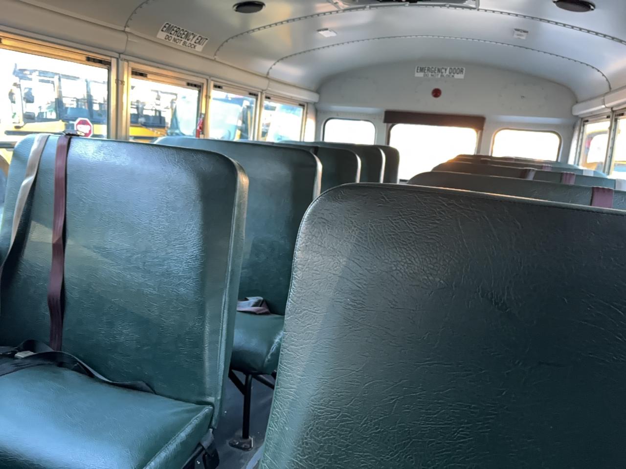 GMC Savana Cutaway G3500 Image 4