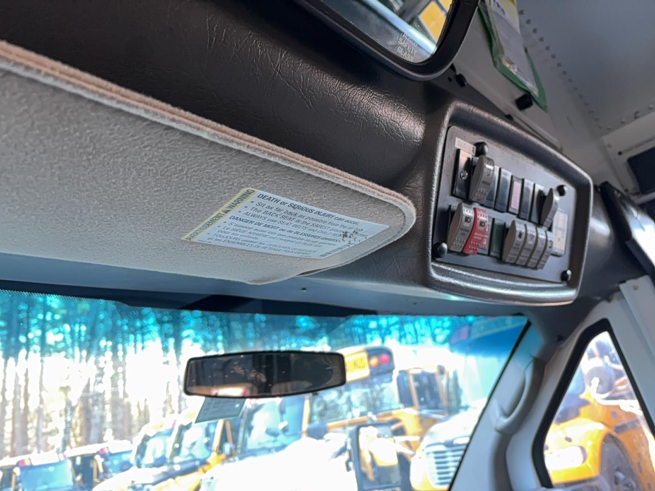 GMC Savana Cutaway G3500 Image 6