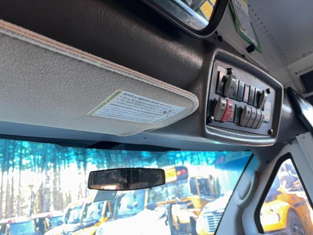 GMC Savana Cutaway G3500 Image 6