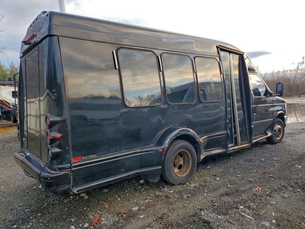 Ford Econoline E350 Super Duty Cutaway Van Image 12