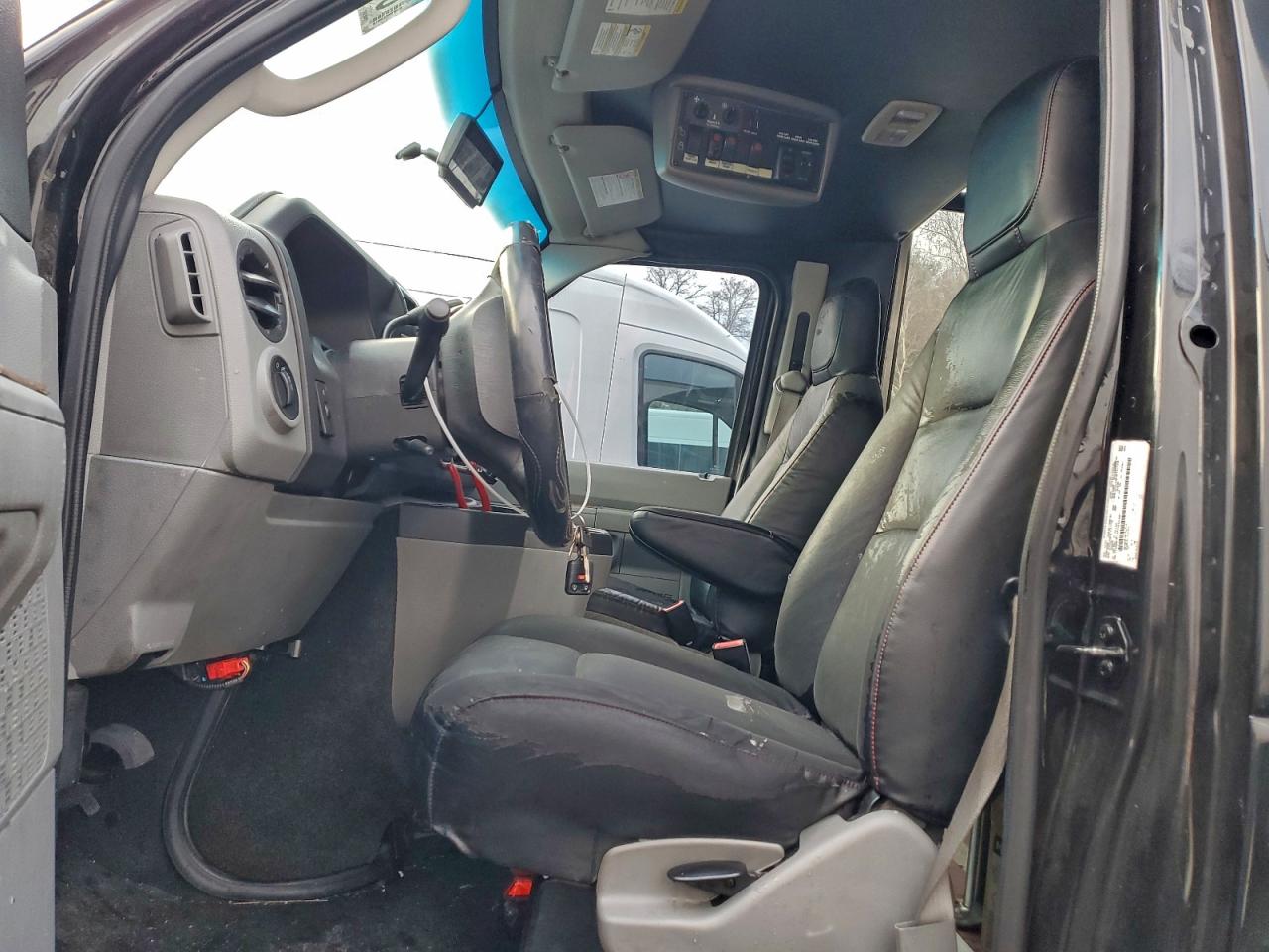 Ford Econoline E350 Super Duty Cutaway Van Image 4