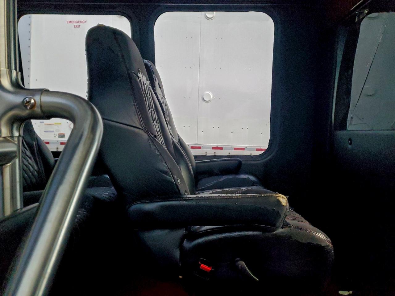 Ford Econoline E350 Super Duty Cutaway Van Image 3