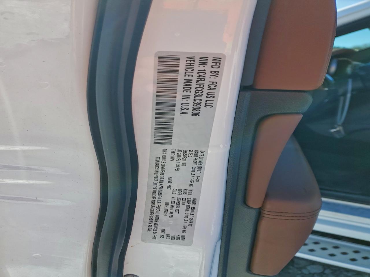 Jeep Grand Cherokee Overland Image 11