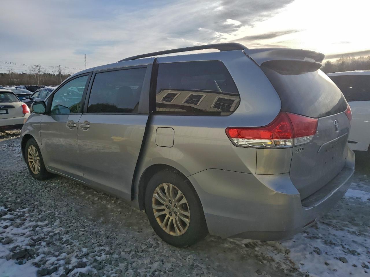 Toyota Sienna Xle Image 2