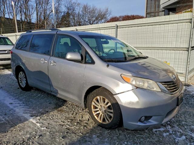 Toyota Sienna Xle Image 3