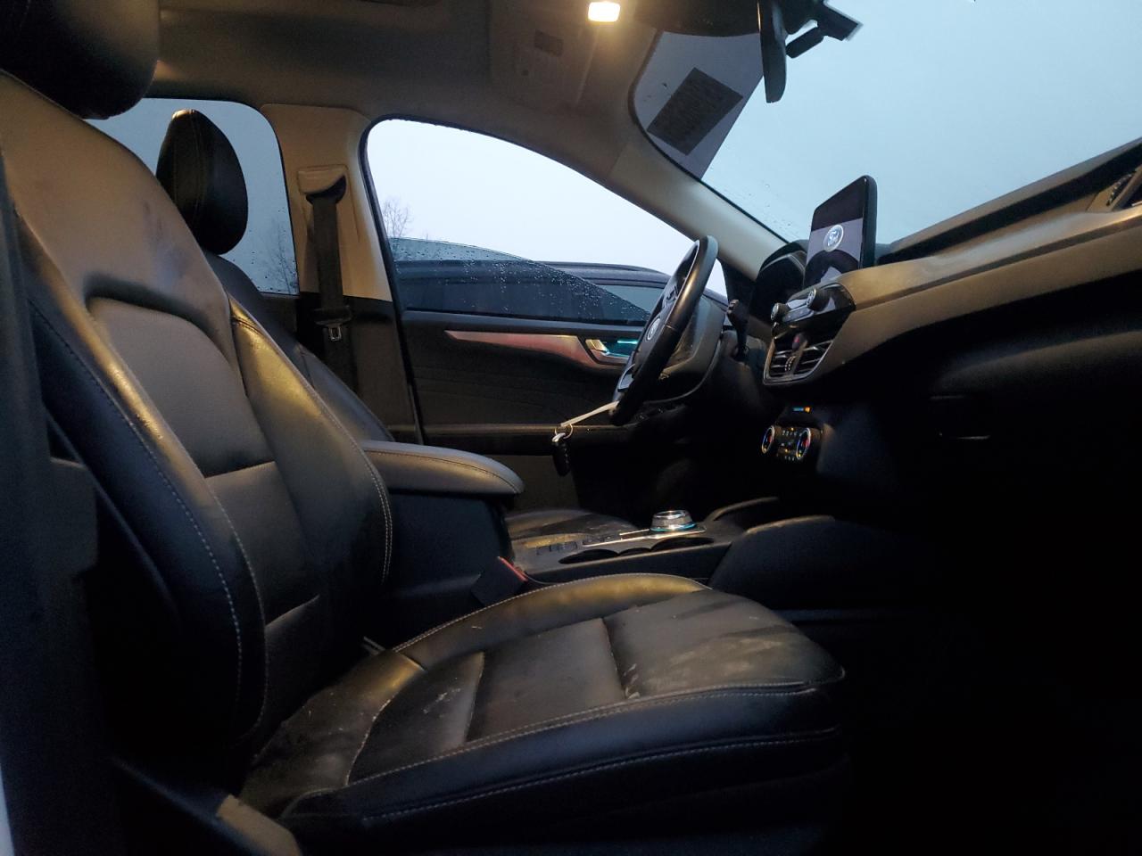 Ford Escape Titanium Image 10