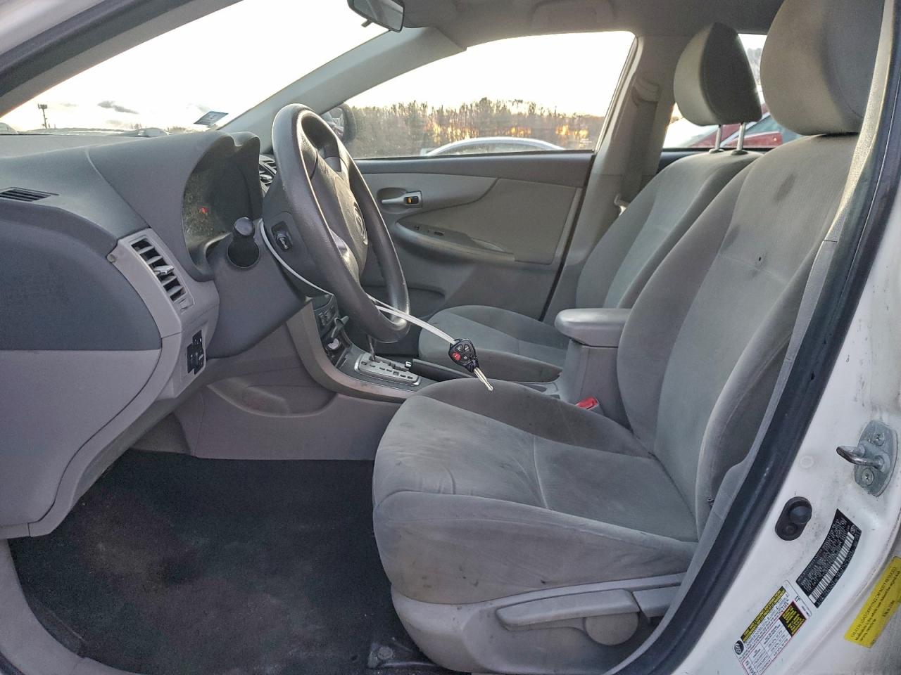 Toyota Corolla Base Image 12