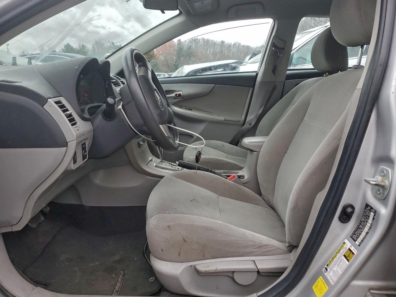 Toyota Corolla Base Image 10