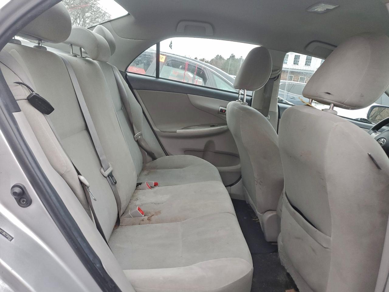 Toyota Corolla Base Image 13