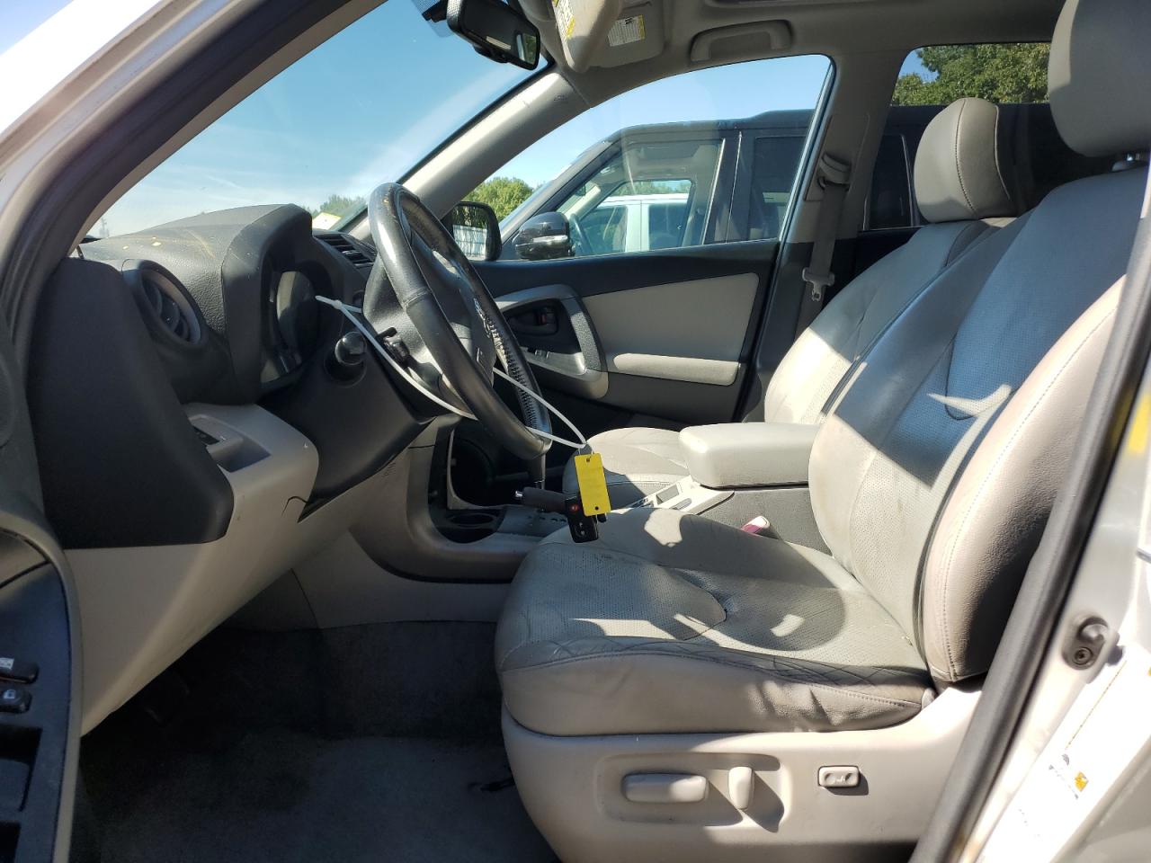 Toyota RAV4 Limited Image 11