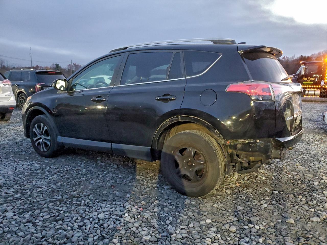 Toyota RAV4 Le Image 9