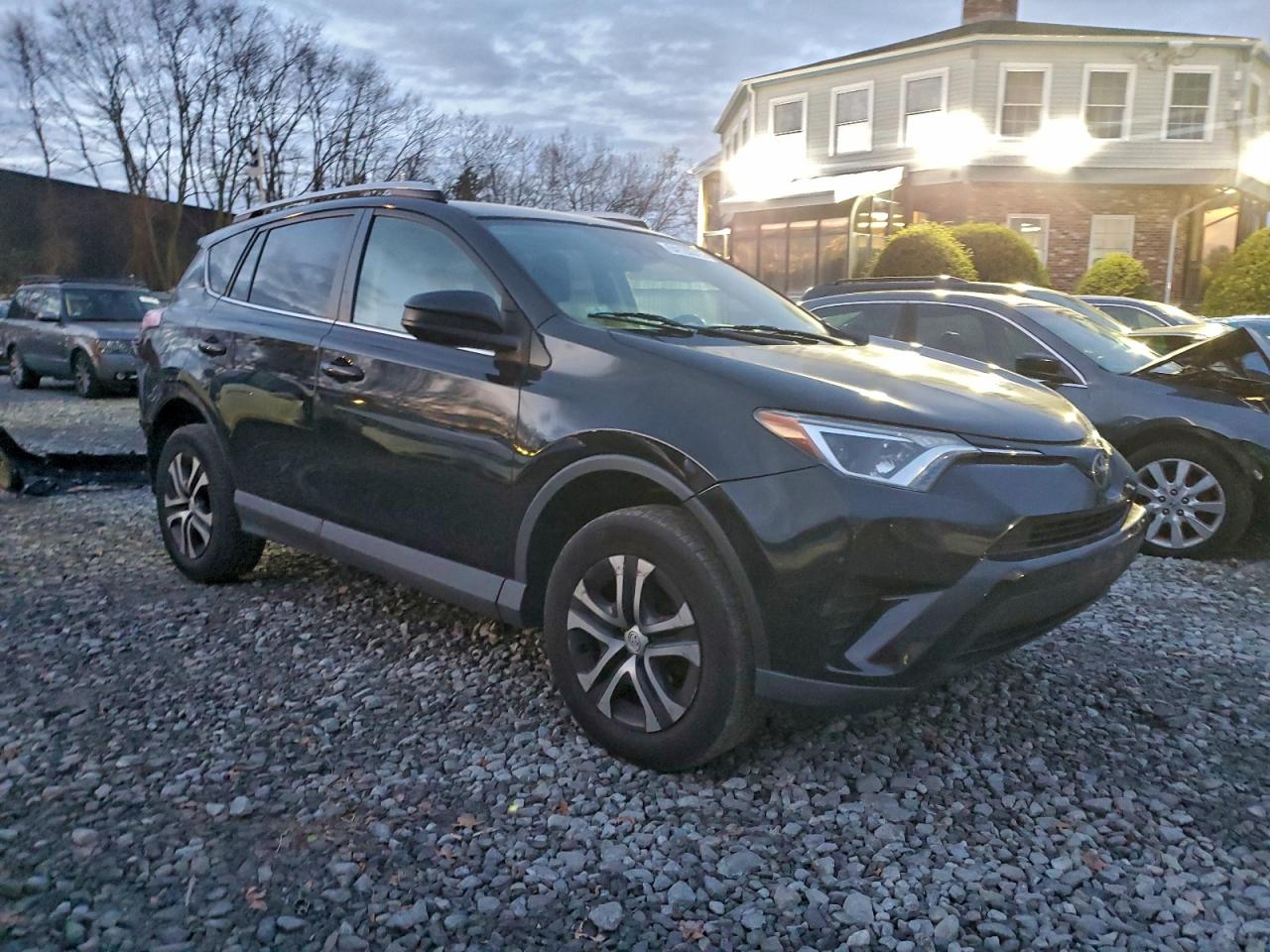 Toyota RAV4 Le Image 3