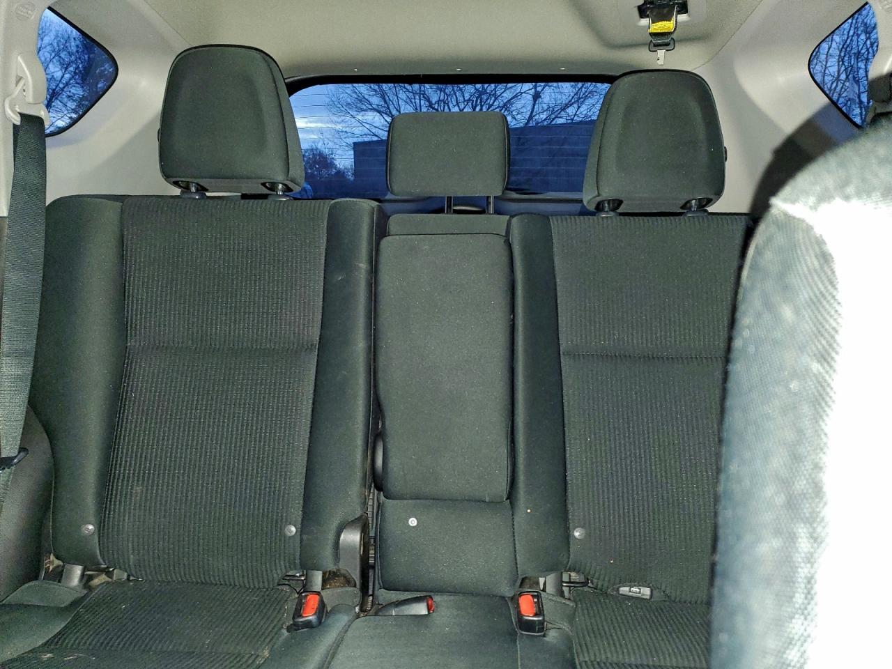 Toyota RAV4 Le Image 8