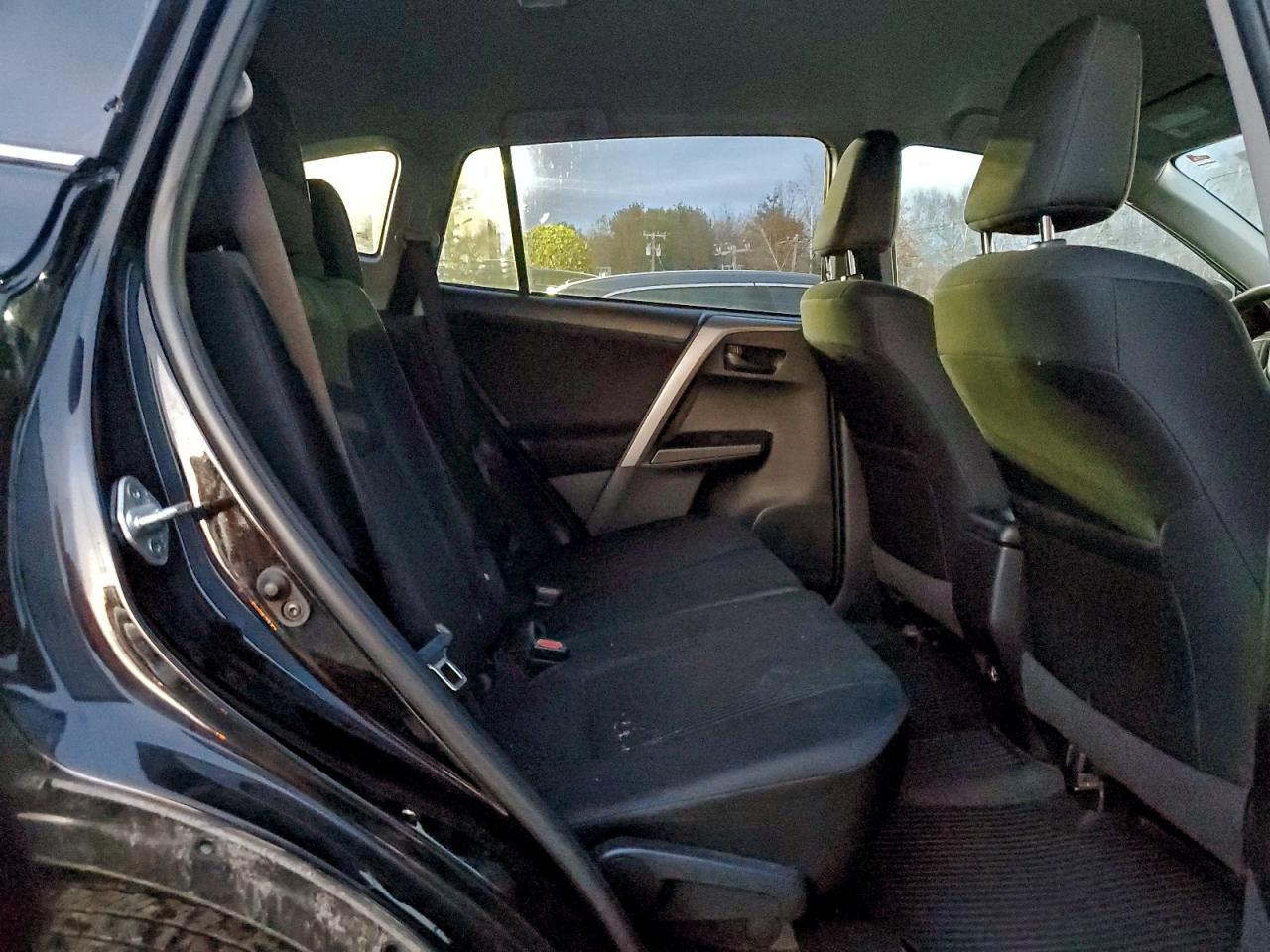 Toyota RAV4 Le Image 10