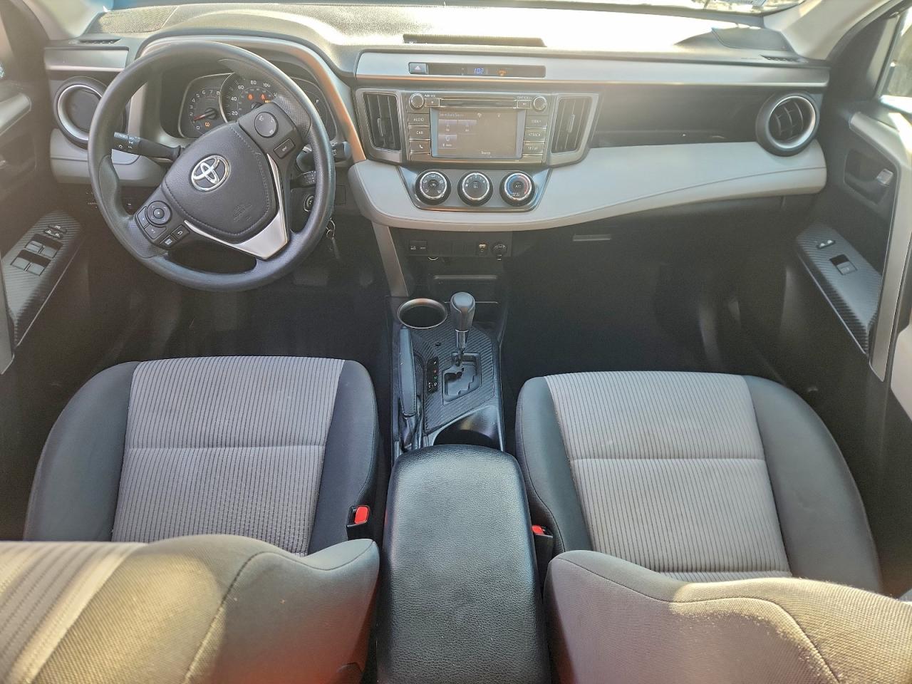 Toyota RAV4 Le Image 4