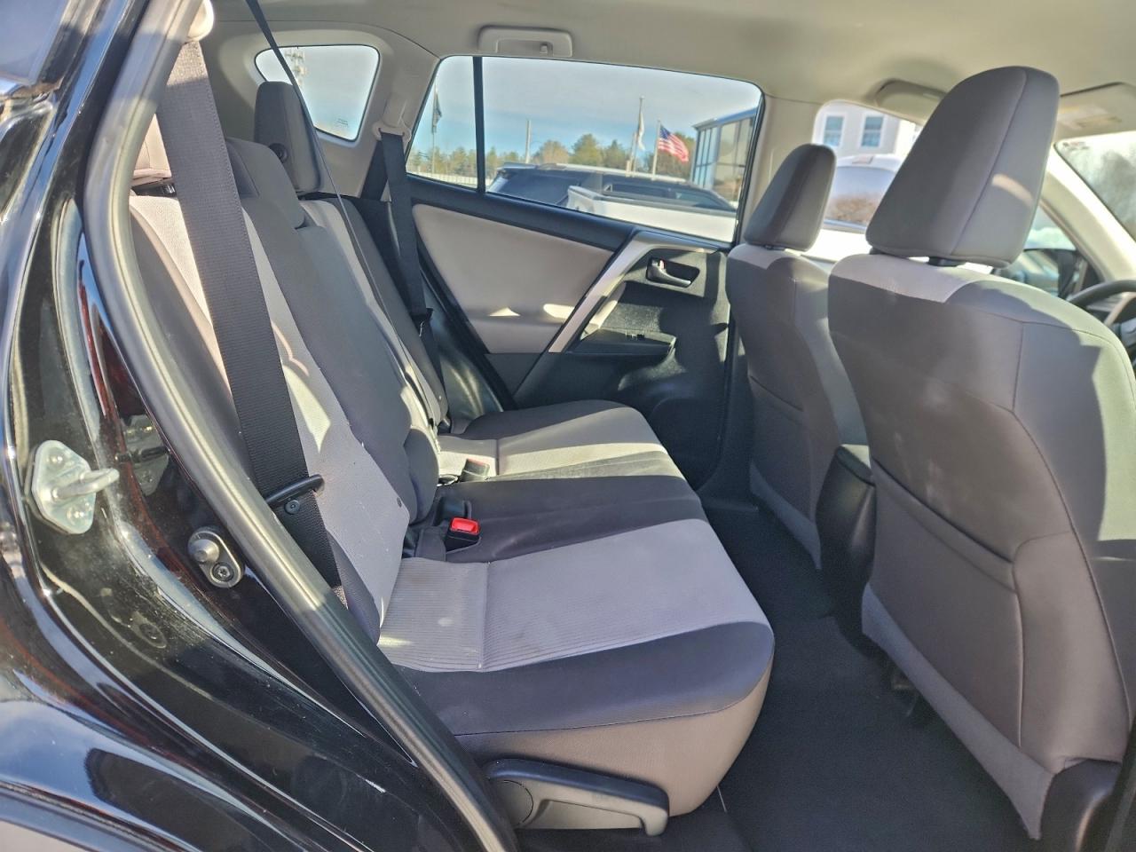 Toyota RAV4 Le Image 11