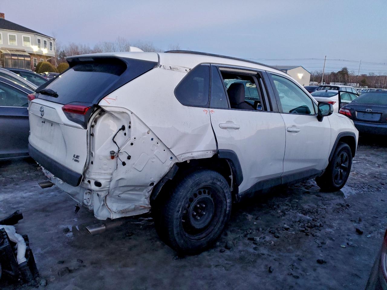 Toyota RAV4 Le Image 2