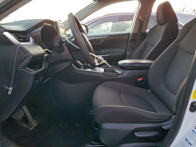 Toyota RAV4 Le Image 4