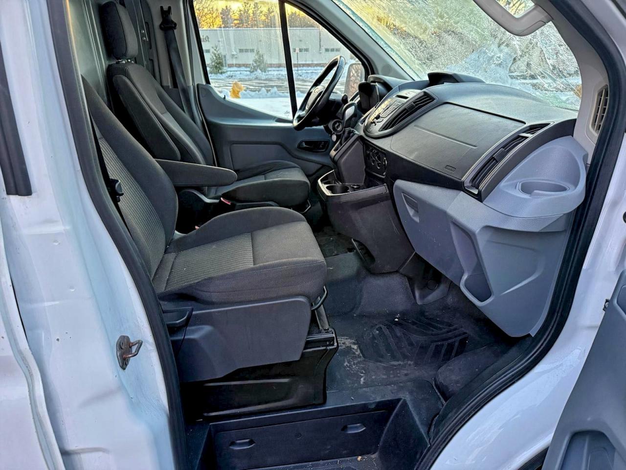 Ford Transit T-150 Image 3