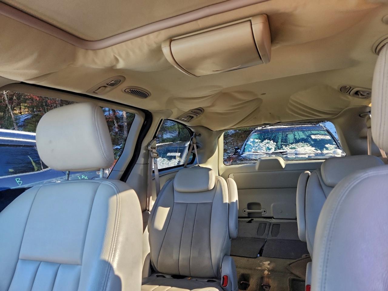 Chrysler Minivan Touring Image 12