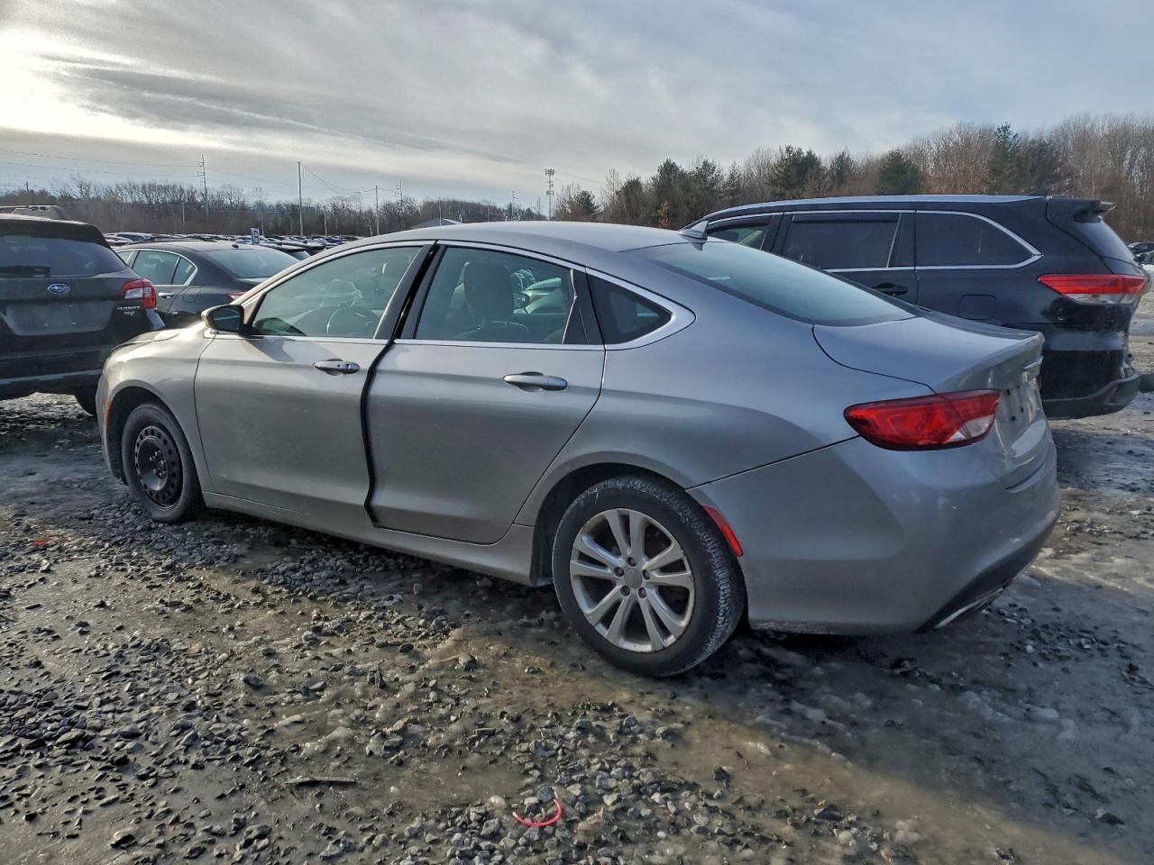 Chrysler 200 Limited Image 2